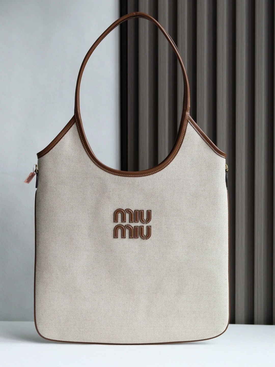 原单MIUMIU女包|高仿MIUMIU女包|精仿MIUMIU女包|一比一MIUMIU女包<p>580 新品帆布5BG231大号</p><p>这款IVY 手袋融合极简休闲风格与帆布色调的魅力皮革饰边进一步丰富细节 彰显工艺格调 皮革手提柄 金色五金配件 亚麻内里 配拉链口袋</p><p>正面皮革字母徽标 容量空间大 赶紧入手吧92698</p><p>高度 40cm</p><p>宽度 35cm</p>