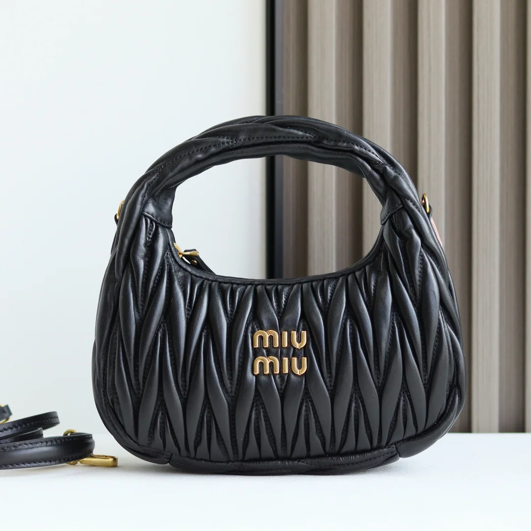 原单MIUMIU女包|高仿MIUMIU女包|精仿MIUMIU女包|一比一MIUMIU女包<p> M家 型号 5BC125 MiuWander手袋采用进口小羊皮经典品牌标志性Matelasse纹理绣花 复古磨砂五金 利用圆孤的曲线 保留了应有的俏皮感 包型整体硬挺有型 充满个性 可甜可盐 容量可光 各大时尚搏主几乎人手一个 颜色多多等 尺寸 23X13X7 配原版包装</p>