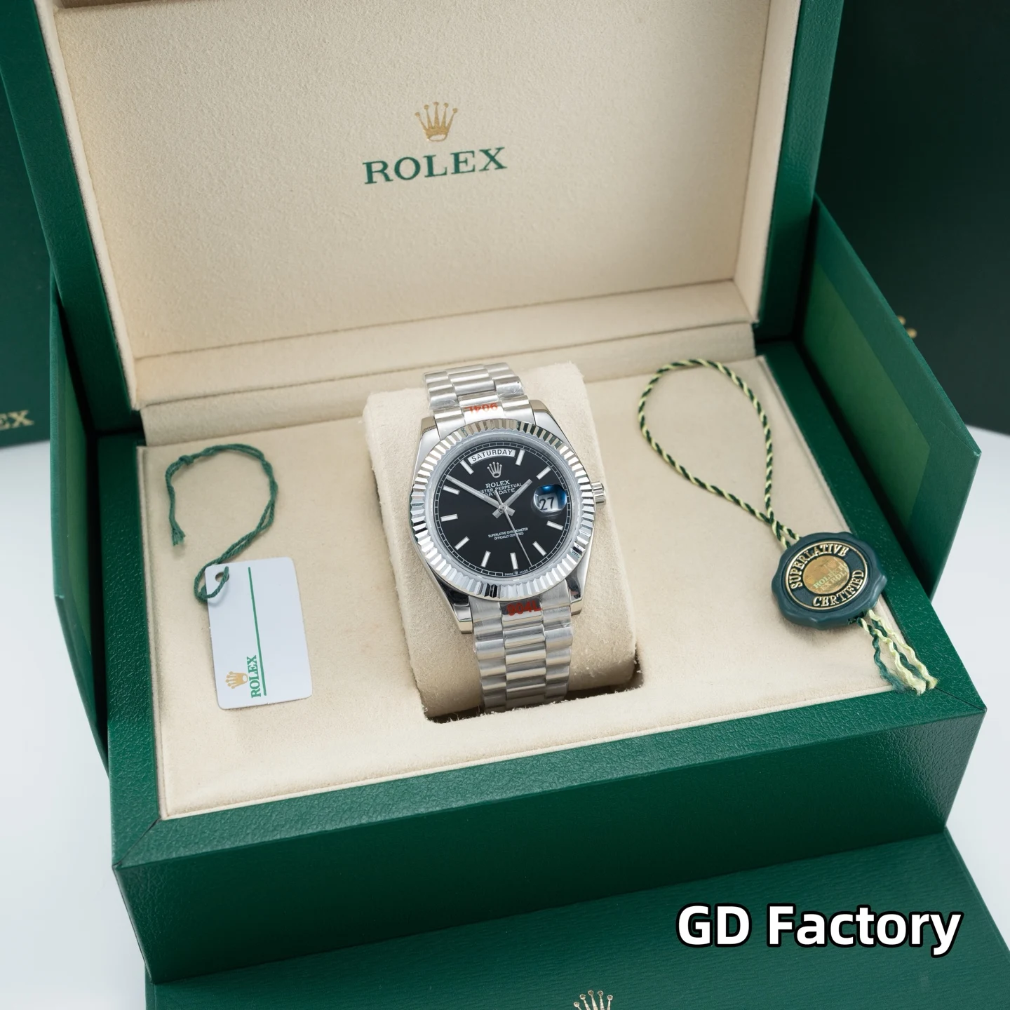 原单劳力士手表|高仿劳力士手表|精仿劳力士手表|一比一劳力士手表GD品控 2023年便为客量身打造——星期日历型男士腕表 劳力士官方热门爆款 劳粉热捧的DD 黑冰糖 赌桌绿 该系列也一直在劳圈稳居热销榜</p><p>亮点一 继续秉承GD厂全新西铁城机芯 些系列搭载西铁城原装8285机芯 出厂机芯检测 调校 外观细节同步原装正品 真正内外兼修</p><p>亮点二 40mm官方同步原装表扣 圆三珠表链散件打磨 真正以大厂品质标准打造平价西铁城</p><p>亮点三 条丁刻度继续秉承GD厂高效超强 持久夜光粉填充 夜光品质堪比原装 字面盘做工细腻 字体 刻度 细节均源自大厂工艺 媲美原装</p><p>亮点五 防刮蓝宝石水晶玻璃镜面 防反光凸透式放大 2.5位 日历窗 放大倍数同步原装 读时 读历清晰通透</p><p> 请认准GD品控独家品质</p>