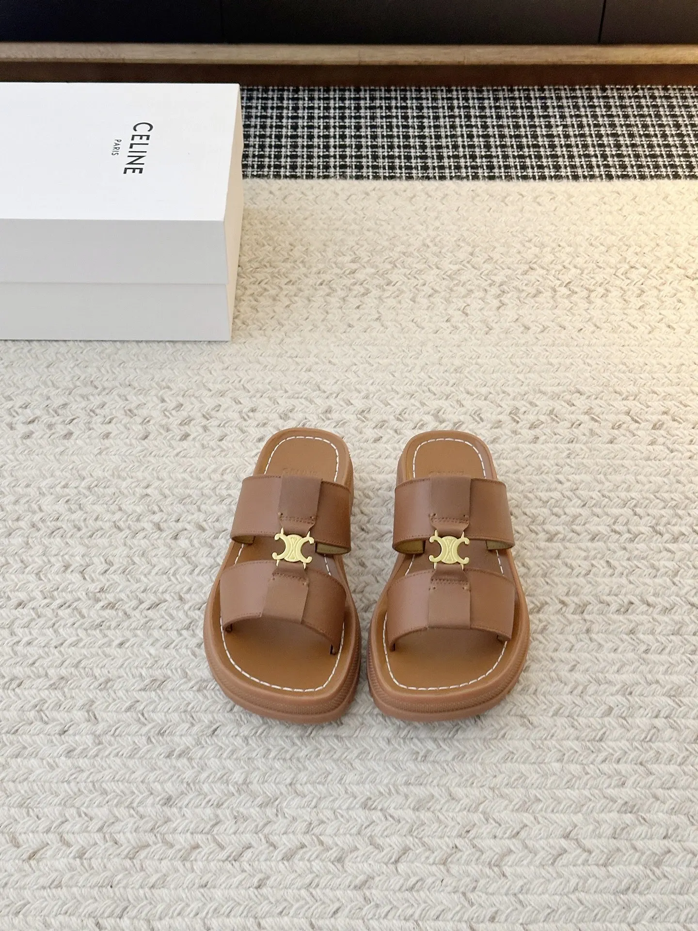 原单赛琳女鞋|高仿赛琳女鞋|精仿赛琳女鞋|一比一赛琳女鞋<p>代购级别 23SS新品思琳复古罗马凉鞋 </p><p>进出专柜无压力 重工版 拒绝一眼假low货 原版楦型 调试N次 这款上脚绝对Vintage复古风味十足 </p><p>鞋面材质 头层进口牛皮 </p><p>鞋里材质 小牛皮 </p><p>鞋底材质 真皮中底 </p><p>鞋码 35-40(40.41定做不退换)全套包装</p>