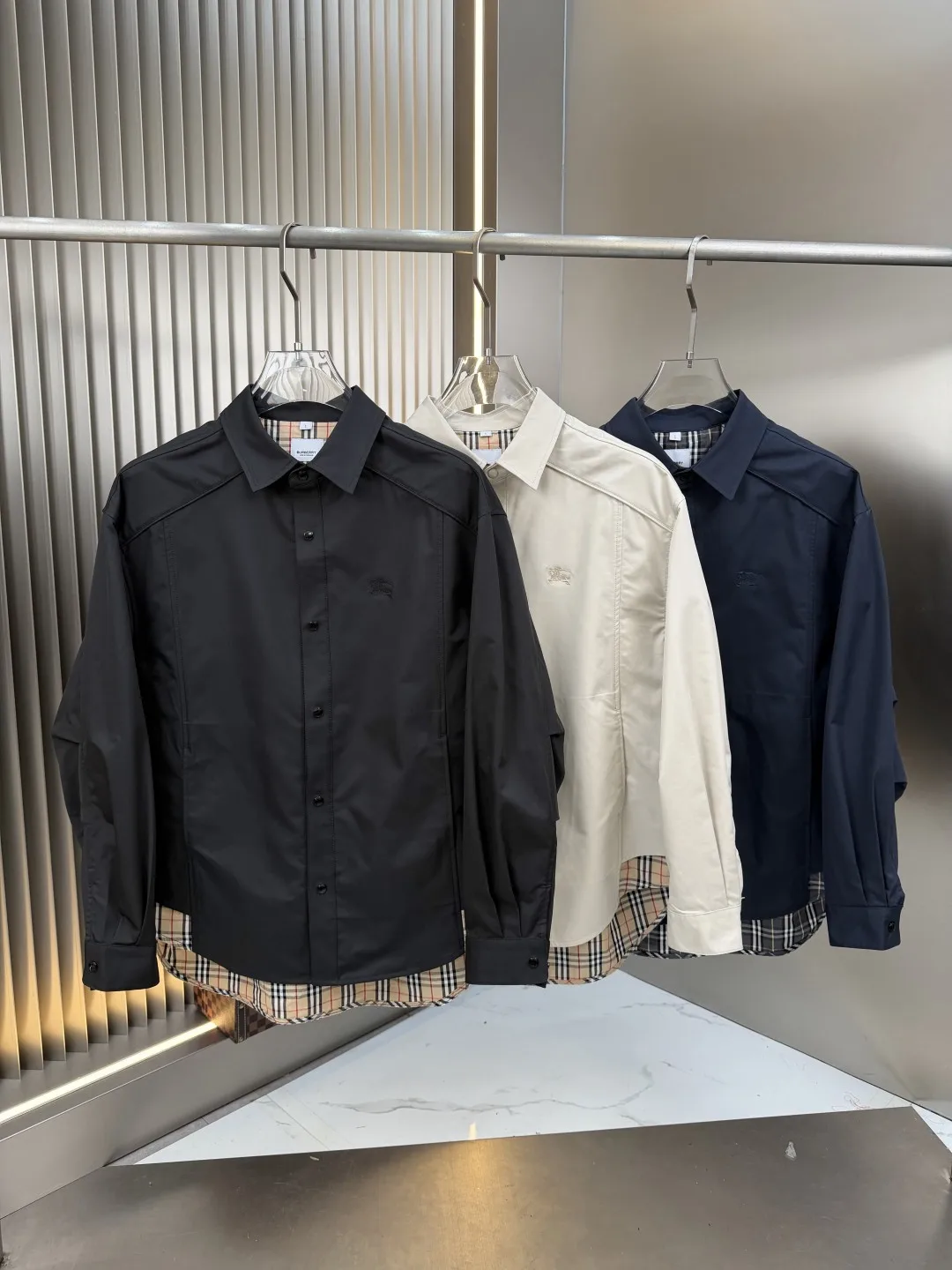 原单外套男装|高仿外套男装|精仿外套男装|一比一外套男装<p> 2026春夏新款 夹克 原版1:1订制五金配件全进口原版定制 欢迎专柜对比 超柔软 超级重工 面料做工杠杠的版型完美 注意面料超舒服 独家款 非市场货 男女同款尺码 M一XXXL</p>