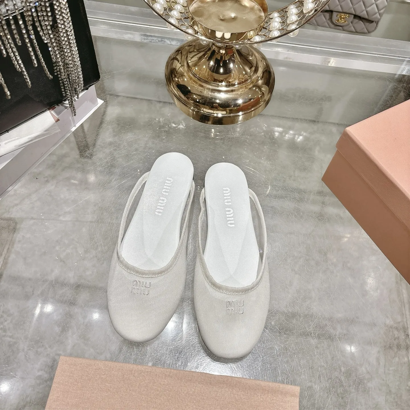 原单MIUMIU女鞋|高仿MIUMIU女鞋|精仿MIUMIU女鞋|一比一MIUMIU女鞋<p>早春玛丽珍芭蕾舞网纱跳舞鞋 新季的潮流要素 一字形橡胶拖鞋 传达现代风格 怎么穿都好看 今夏时髦最爱穿上凉凉的完全不想脱下 </p><p>鞋面网纱 羊皮鞋垫 原版大底</p><p>size 35-40 40定制</p>