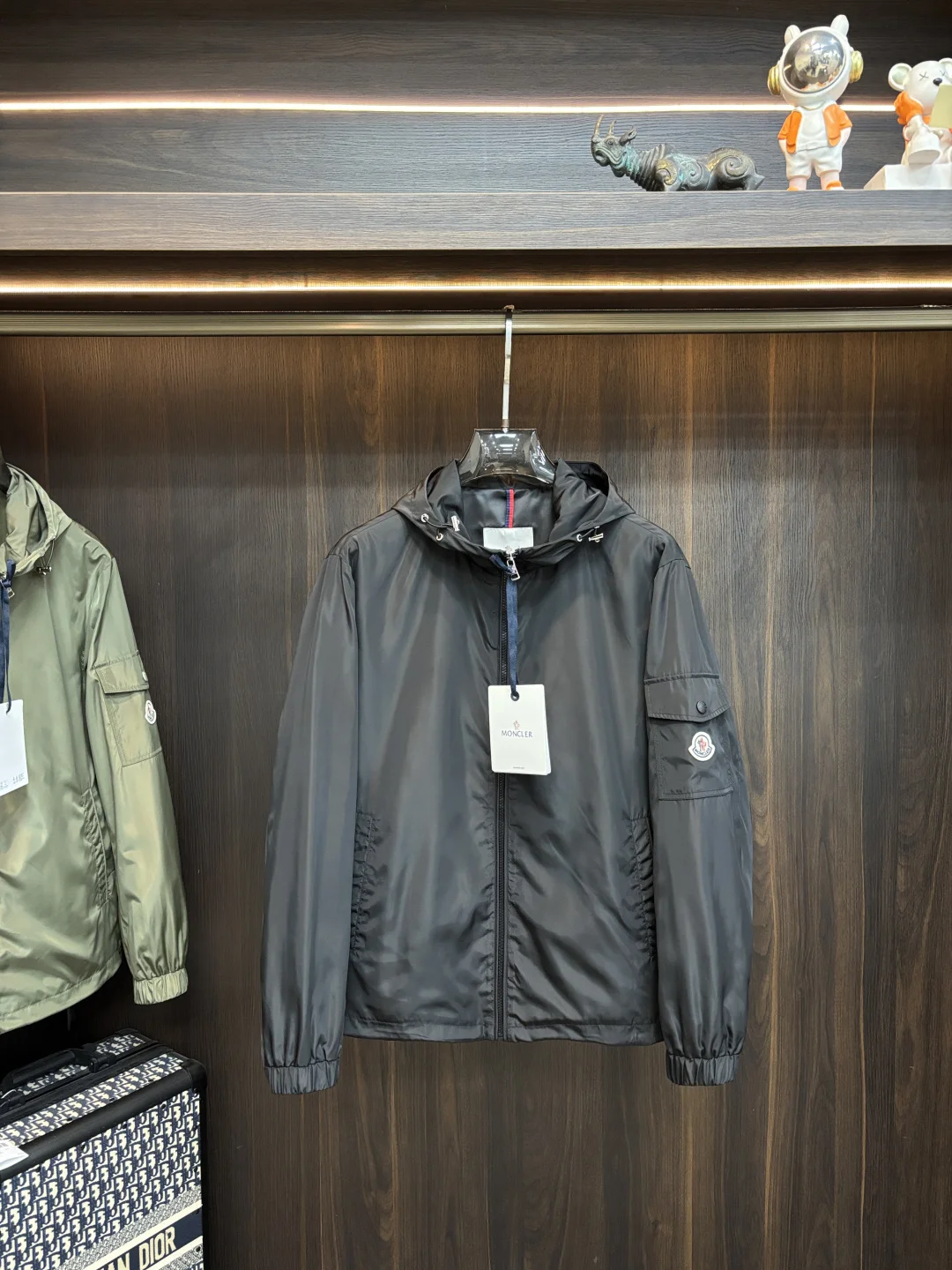 原单外套男装|高仿外套男装|精仿外套男装|一比一外套男装<p>Moncler 2026ss春季新款发布 蒙口连帽夹克外套 春季爆款外套 经典剪刀臂章设计 穿上就是舒适自在又显瘦的存在 慵懒而随性 结合干净简单的色系就特别耐看 适合日常穿着 倾情推出缀饰活力印花的运动单品 时尚品质生活 </p><p>尺码 M-3XL</p><p>颜色 黑色 绿色 </p><p>H2026新款首发/G8813</p>