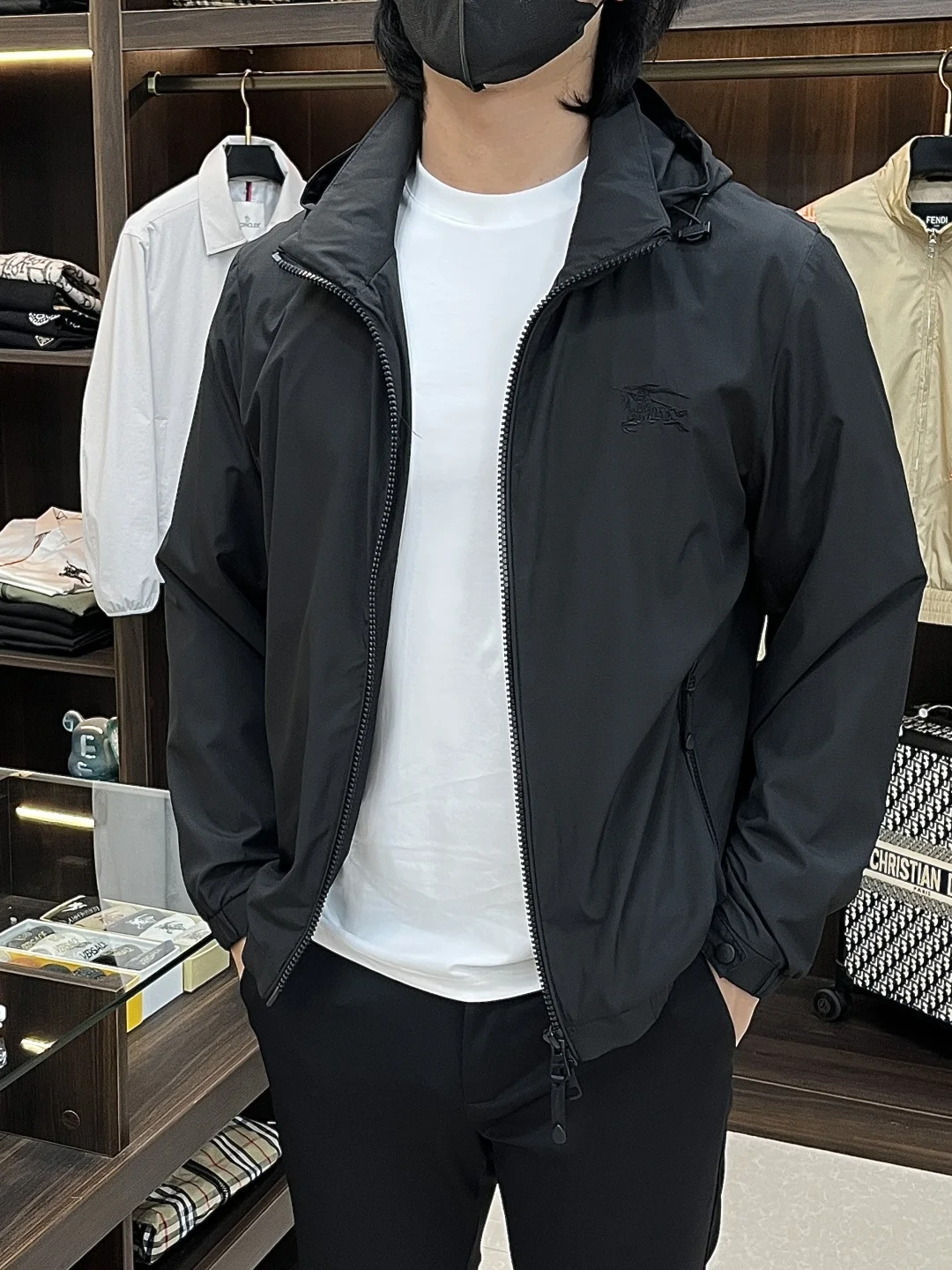 原单外套男装|高仿外套男装|精仿外套男装|一比一外套男装<p>Burberry 2026春季新款发布 巴宝莉立领夹克外套 隐藏帽衫设计春季爆款夹克外套 字母Logo 刺绣款 提花面料穿上就是舒适自在又显瘦的存在 慵懒而随性 结合干净简单的色系就特别耐看 适合日常穿着 倾情推出缀饰活力印花的运动单品 </p><p>尺码 M-3XL 三标齐全 隔天出货</p><p>颜色 黑色</p><p>H2026新款首发/G8826</p>