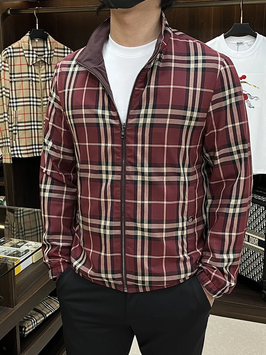 原单外套男装|高仿外套男装|精仿外套男装|一比一外套男装<p>Burberry 2026ss春季新款发布巴宝莉立领夹克外套 双面穿春季爆款外套 经典战马logo刺绣 穿上就是舒适自在又显瘦的存在 慵懒而随性 结合干净简单的色系就特别耐看 适合日常穿着 倾情推出缀饰活力印花的运动单品 时尚品质生活 </p><p>尺码 M-3XL</p><p>H2026新款首发/93003</p>