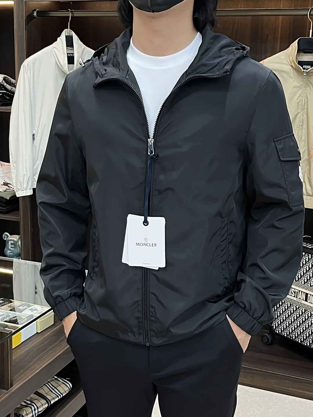 原单外套男装|高仿外套男装|精仿外套男装|一比一外套男装<p>Moncler 2026ss春季新款发布 蒙口连帽夹克外套 春季爆款外套 经典剪刀臂章设计 穿上就是舒适自在又显瘦的存在 慵懒而随性 结合干净简单的色系就特别耐看 适合日常穿着 倾情推出缀饰活力印花的运动单品 时尚品质生活 </p><p>尺码 M-3XL</p><p>颜色 黑色 绿色 </p><p>H2026新款首发/G8813</p>