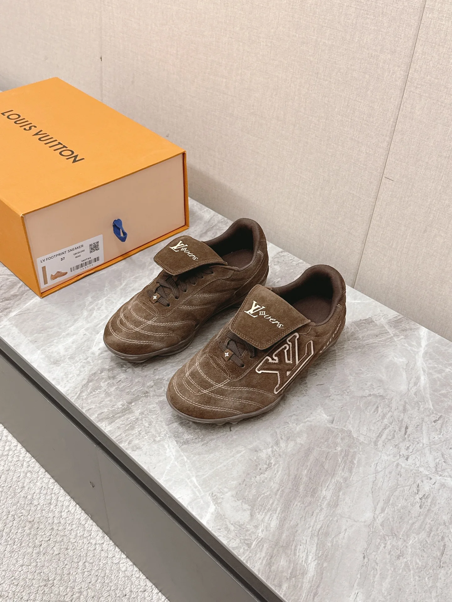 原单LV女鞋|高仿LV女鞋|精仿LV女鞋|一比一LV女鞋<p> L家最新Footprint系列 情侣款足球运动鞋</p><p>原版购入开发 做货 这款 Footprint Soccer 运动鞋于2025春夏系列时装展中亮相 是Pharrell Williams 首次以足球鞋为灵感设计的运动鞋 鞋款的灵感来自跨越世代和文化的足球运动 呼应2025春夏系列时装展团结一致 全民参与的主题 鞋款以流丽的设计著称 侧面以富动感的IV Initials标志点缀 鞋舌缀有灵感来自足球队伍的Lvers United徽章 而脚掌纹橡胶鞋底饰有多款路易威登标志</p><p>配送专柜精美包装</p><p>  面料: 原版进口头层牛皮</p><p>  内里 原版定制柔软羊皮里</p><p>  鞋底 原版开模双色TPU组合底</p><p>  底厚 3.5CM</p><p>  Size: 女款35-41 / 男款39-45</p>