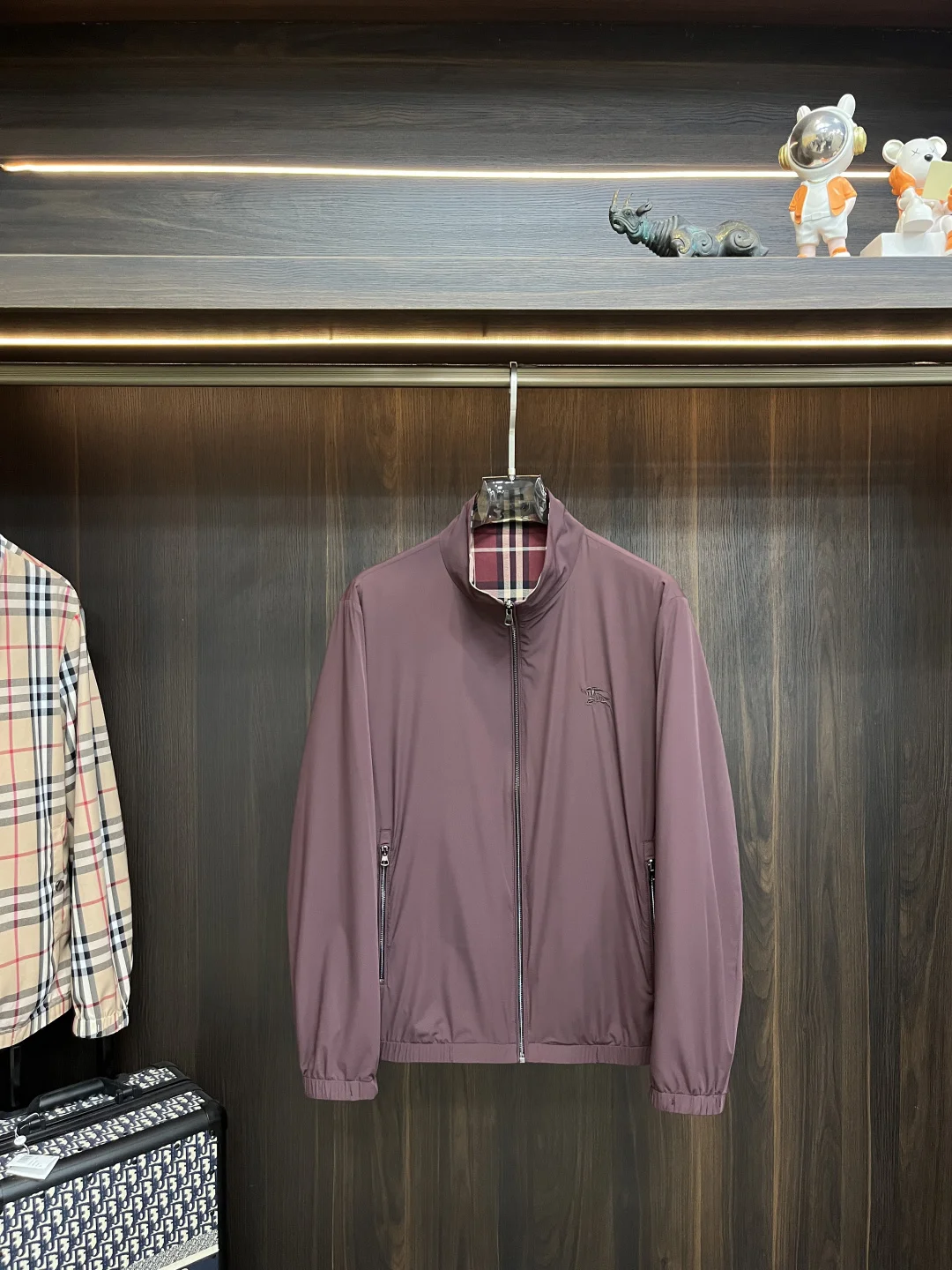 原单外套男装|高仿外套男装|精仿外套男装|一比一外套男装<p>Burberry 2026ss春季新款发布巴宝莉立领夹克外套 双面穿春季爆款外套 经典战马logo刺绣 穿上就是舒适自在又显瘦的存在 慵懒而随性 结合干净简单的色系就特别耐看 适合日常穿着 倾情推出缀饰活力印花的运动单品 时尚品质生活 </p><p>尺码 M-3XL</p><p>H2025新款首发/93003</p>