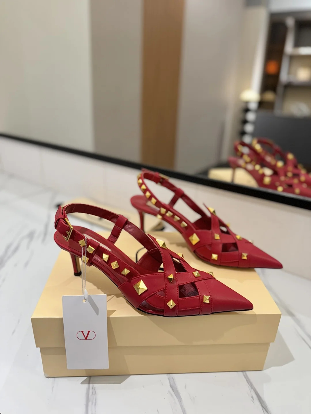 原单迪奥女鞋|高仿迪奥女鞋|精仿迪奥女鞋|一比一迪奥女鞋<p>Vt Studdy 2026新款尖头搭扣 细跟 高跟鞋 历久弥新 深入人心 永不过时的必备单品 顶级复刻 侧身弧线完美 原版开模定制铆钉 特别有质感的五金衬托出满满的高级感 带给您正品级的脚感 供高端客户首选 </p><p> 材质 </p><p>鞋面 原版进口定制牛皮</p><p>内里 原版进口山羊皮</p><p>大底 进口真皮大底 </p><p>跟高 7cm</p><p>码数 35-39 40 41 42定做不退换 </p>