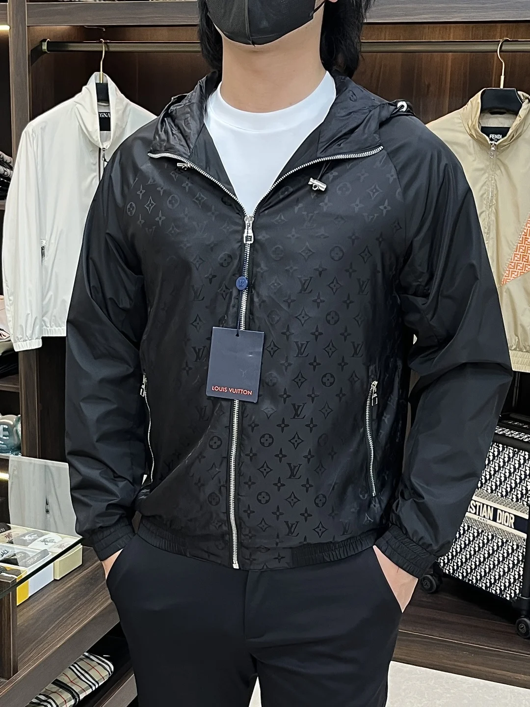 原单外套男装|高仿外套男装|精仿外套男装|一比一外套男装<p>LV 2026ss春季新款发布 LV连帽夹克外套 春季爆款外套 经典字母logo提花面料设计 穿上就是舒适自在又显瘦的存在 慵懒而随性 结合干净简单的色系就特别耐看 适合日常穿着 倾情推出缀饰活力印花的运动单品 时尚品质生活 </p><p>尺码 M-3XL</p><p>颜色 黑色 咖色 灰色</p><p>H2026新款首发/G8818</p>