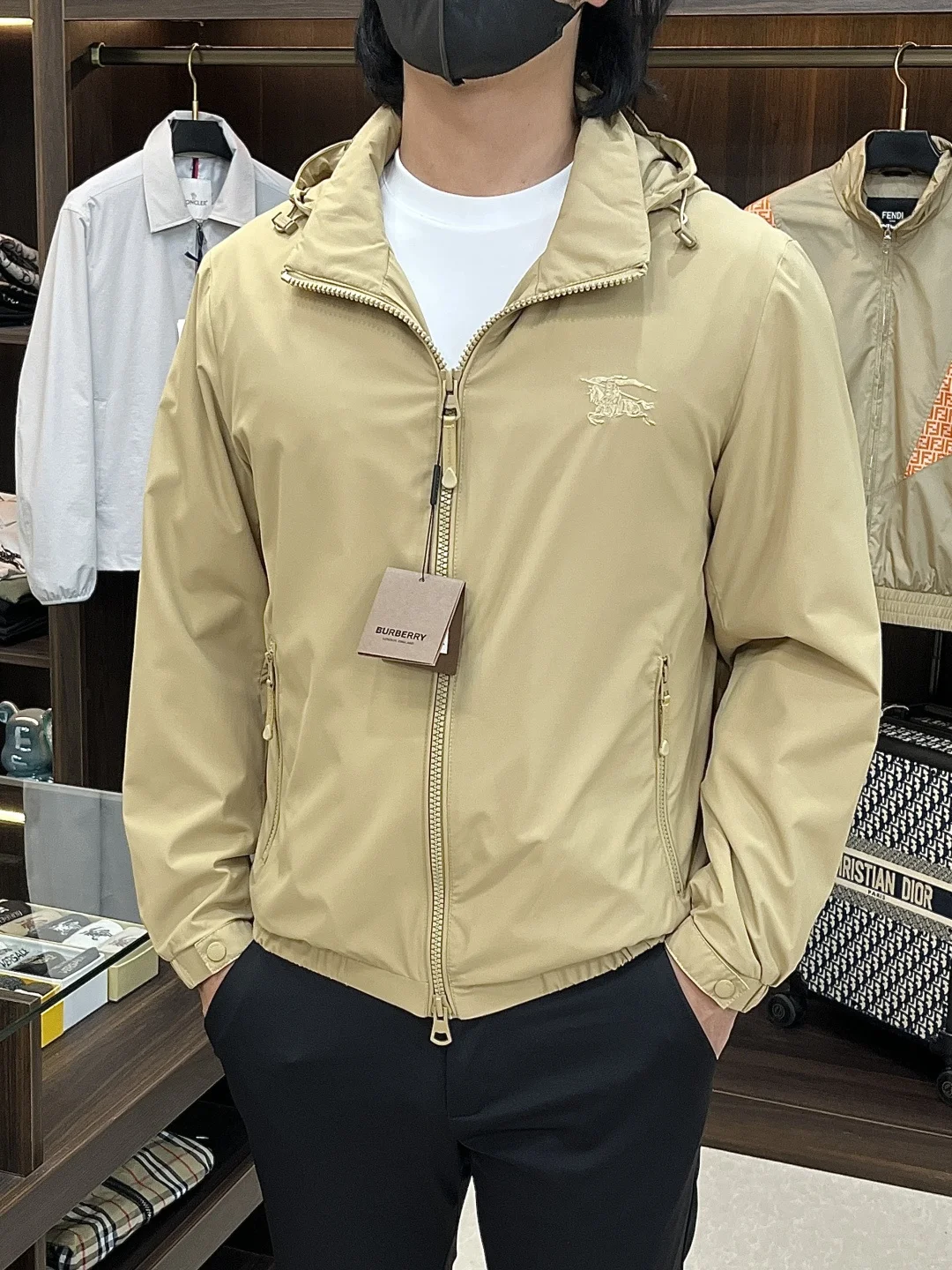 原单外套男装|高仿外套男装|精仿外套男装|一比一外套男装<p>Burberry 2026春季新款发布 巴宝莉立领夹克外套 隐藏帽衫设计春季爆款夹克外套 字母Logo 刺绣款 提花面料穿上就是舒适自在又显瘦的存在 慵懒而随性 结合干净简单的色系就特别耐看 适合日常穿着 倾情推出缀饰活力印花的运动单品 </p><p>尺码 M-3XL 三标齐全 </p><p>颜色 黑色</p><p>H2026新款首发/G8826</p>