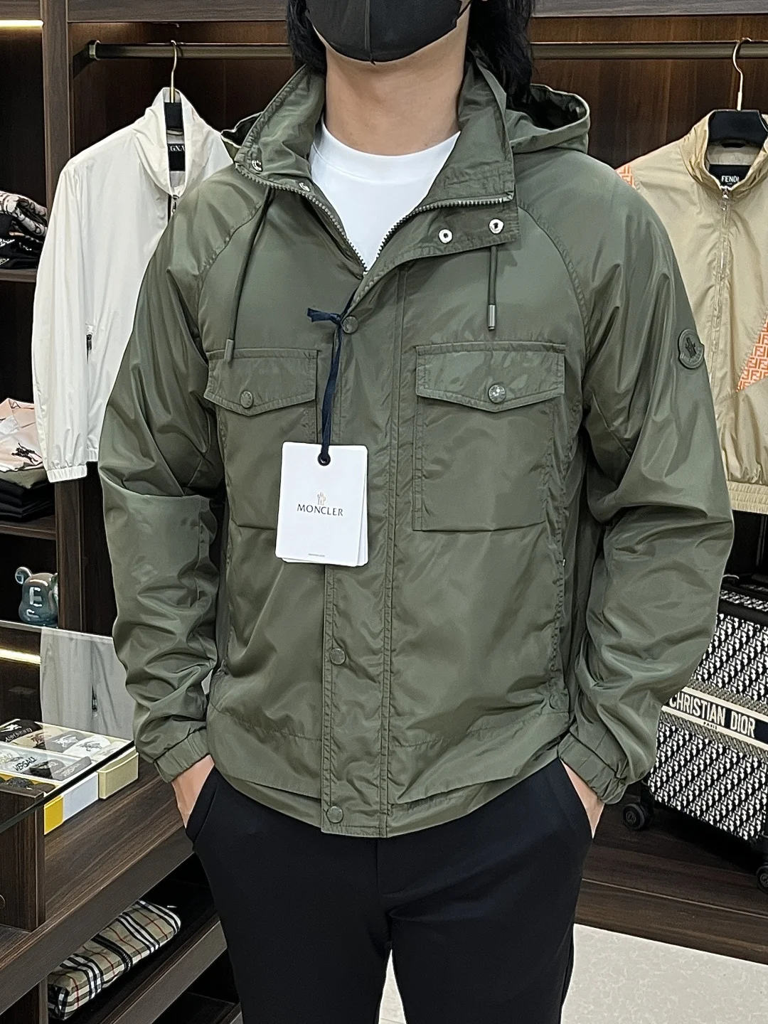 原单外套男装|高仿外套男装|精仿外套男装|一比一外套男装<p>Moncler 2026春季新款发布 蒙口立领夹克外套 隐藏帽衫设计春季爆款夹克外套 字母Logo 刺绣款 穿上就是舒适自在又显瘦的存在 慵懒而随性 结合干净简单的色系就特别耐看 适合日常穿着 倾情推出缀饰活力印花的运动单品 </p><p>尺码 M-3XL 三标齐全 </p><p>颜色 黑色 军绿</p><p>H2026新款首发/G8817</p>