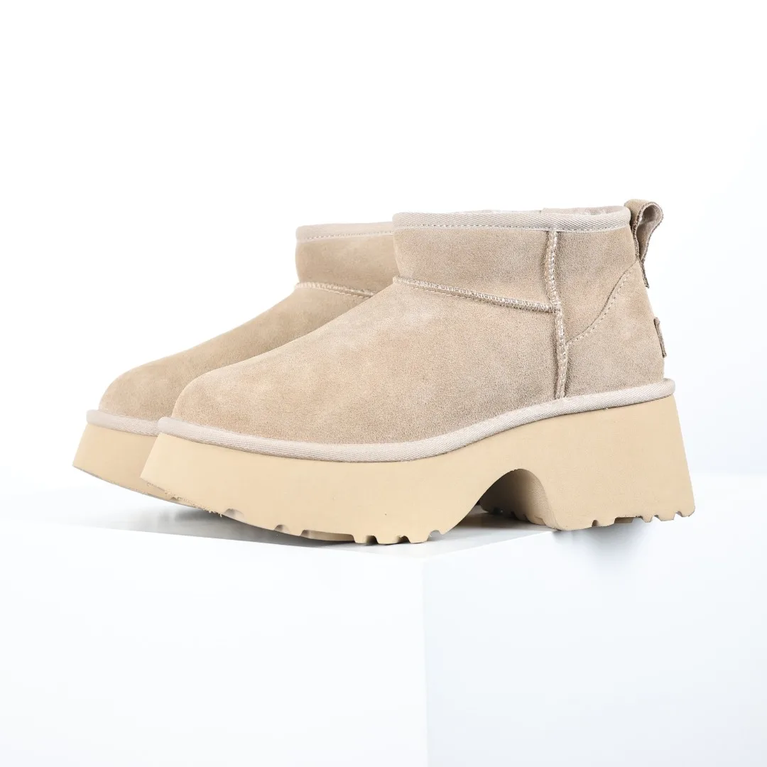 原单UGG女鞋|高仿UGG女鞋|精仿UGG女鞋|一比一UGG女鞋<p>UGG 短款鱼人坡跟 5cm厚底 羊皮毛一体雪地靴女款 </p><p>广州外贸大厂生产 鞋头到鞋垫真羊皮毛一体 独立外盒包装 芯片 带防水工艺 区别市面任何版本 </p><p>5cm厚底 独立原版开发大底 羊绒鞋垫 冬季保暖外出 家居都是很适合的选择 进年uug推出款式系列 局部偏向年轻消费者喜好 也走到时尚潮流穿搭的前沿 鞋身材质 防泼水涂层翻毛皮鞋面 17毫米UGGPURE 植入式羊毛内底 轻便防滑舒适橡胶外底 带有品牌LOGO商标 带全套包装 </p><p>尺码: 35 36 37 38 39 40</p>