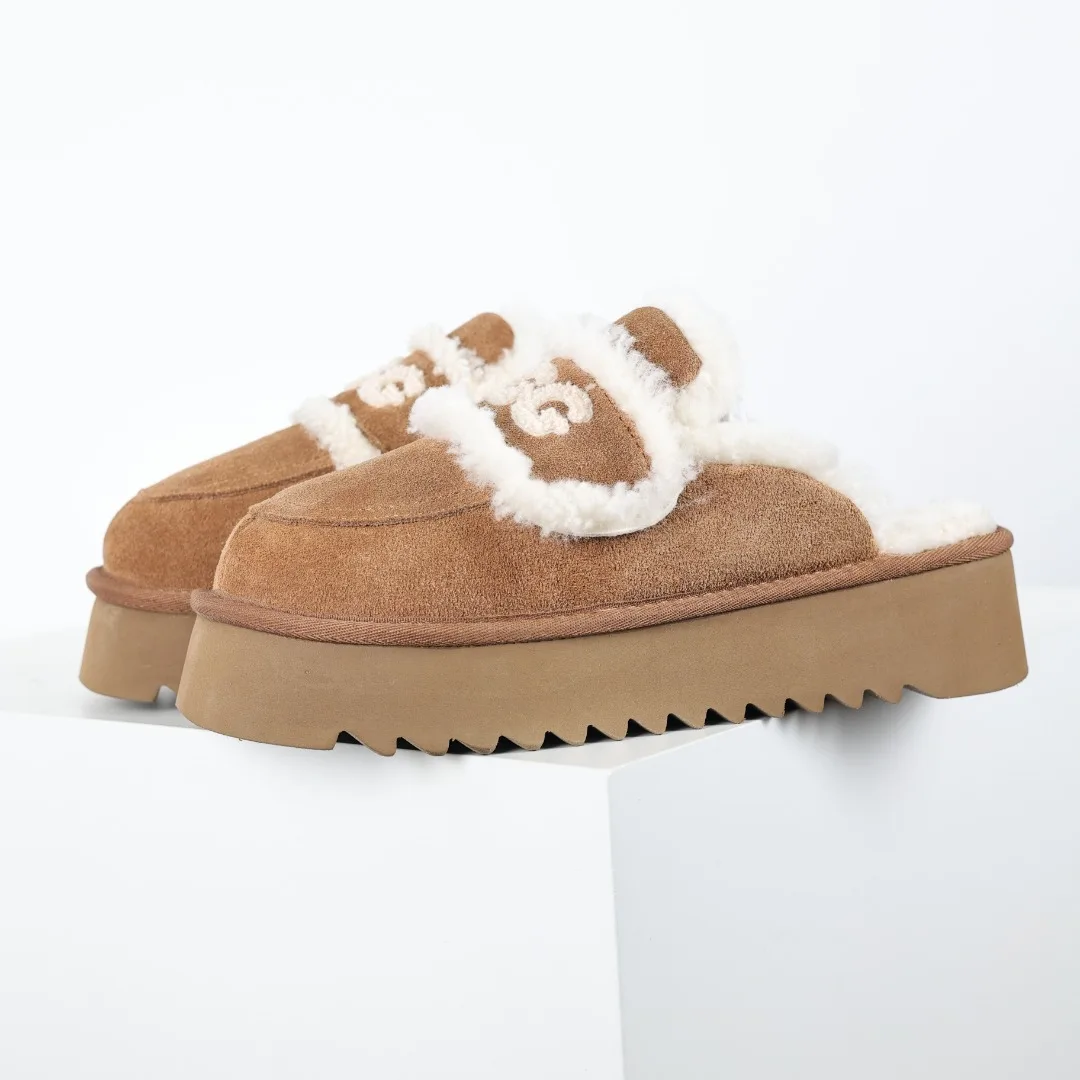 原单UGG女鞋|高仿UGG女鞋|精仿UGG女鞋|一比一UGG女鞋<p>UGG 短款鱼人坡跟 5cm厚底 羊皮毛一体雪地靴女款 </p><p>广州外贸大厂生产 鞋头到鞋垫真羊皮毛一体 独立外盒包装 芯片 带防水工艺 区别市面任何版本 </p><p>5cm厚底 独立原版开发大底 羊绒鞋垫 冬季保暖外出 家居都是很适合的选择 进年uug推出款式系列 局部偏向年轻消费者喜好 也走到时尚潮流穿搭的前沿 鞋身材质 防泼水涂层翻毛皮鞋面 17毫米UGGPURE 植入式羊毛内底 轻便防滑舒适橡胶外底 带有品牌LOGO商标 带全套包装 </p><p>尺码: 35 36 37 38 39 40</p>
