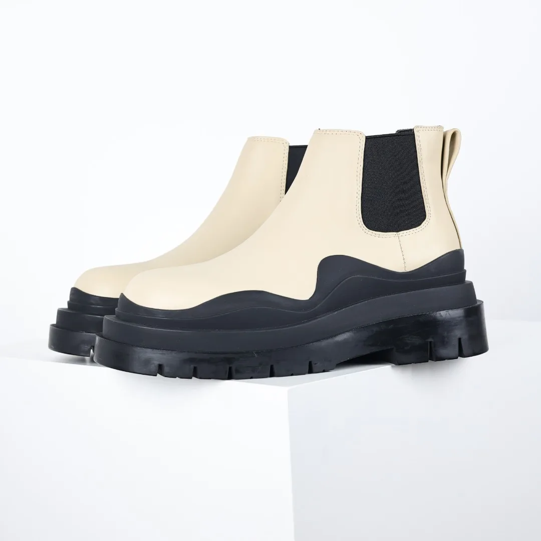 原单BV女鞋|高仿BV女鞋|精仿BV女鞋|一比一BV女鞋<p>Bottega Veneta/Bv 宝缇嘉/葆蝶家 长青经典女款长筒/低筒 一比一开发 每个细节可与原版对比 正品相似度百分之99 秒杀市面任何版本 官网配件一应俱全 代购装大礼盒版 全身鞋面采用进口牛头层光泽皮100%100 外露皮面全部加入折边工艺 内里垫脚一样头层牛皮材质舒适好穿 原版包层沿条三层组合TPU波浪纹橡胶细节鞋底 筒高22cm,跟高5cm 侧边设有松紧皮筋,轻松穿 由于做工复杂产量有限 全网高端品 21色高低筒 各路网红明星上脚 杨幂,关晓彤,程潇,孙芮同款 网红拉伸大长腿/脚胖爱美女士误入 Size 35 36 37 38 39 40</p>