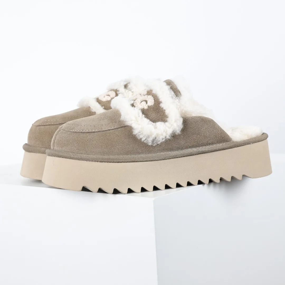 原单UGG女鞋|高仿UGG女鞋|精仿UGG女鞋|一比一UGG女鞋<p>UGG 短款鱼人坡跟 5cm厚底 羊皮毛一体雪地靴女款 </p><p>广州外贸大厂生产 鞋头到鞋垫真羊皮毛一体 独立外盒包装 芯片 带防水工艺 区别市面任何版本 </p><p>5cm厚底 独立原版开发大底 羊绒鞋垫 冬季保暖外出 家居都是很适合的选择 进年uug推出款式系列 局部偏向年轻消费者喜好 也走到时尚潮流穿搭的前沿 鞋身材质 防泼水涂层翻毛皮鞋面 17毫米UGGPURE 植入式羊毛内底 轻便防滑舒适橡胶外底 带有品牌LOGO商标 带全套包装 </p><p>尺码: 35 36 37 38 39 40</p>