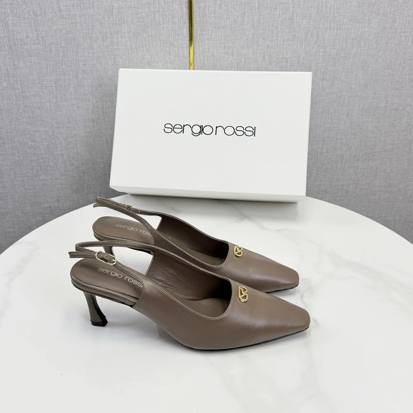 原单其他女鞋|高仿其他女鞋|精仿其他女鞋|一比一其他女鞋<p> size 35-39 40 41 订  Sergio Rossi 罗西  Sr Diani 最新系列</p><p>純手工製作的金屬裝飾</p><p>獨特風格更顯品牌魅力</p><p>小圓頭和羊皮材質包裹腳部提升舒適度</p><p>极具品牌辨识度 最懂女人心无死角的美鞋 撑起气场</p><p> 舒适小羊皮 材质 气质高贵</p><p> 金色五金配饰 特别美 高级感</p><p> 意大利真皮大底 </p><p> 进口羊皮内里 贴脚 舒适</p><p> 意大利进口真皮大底 </p><p> 配专柜包装</p>