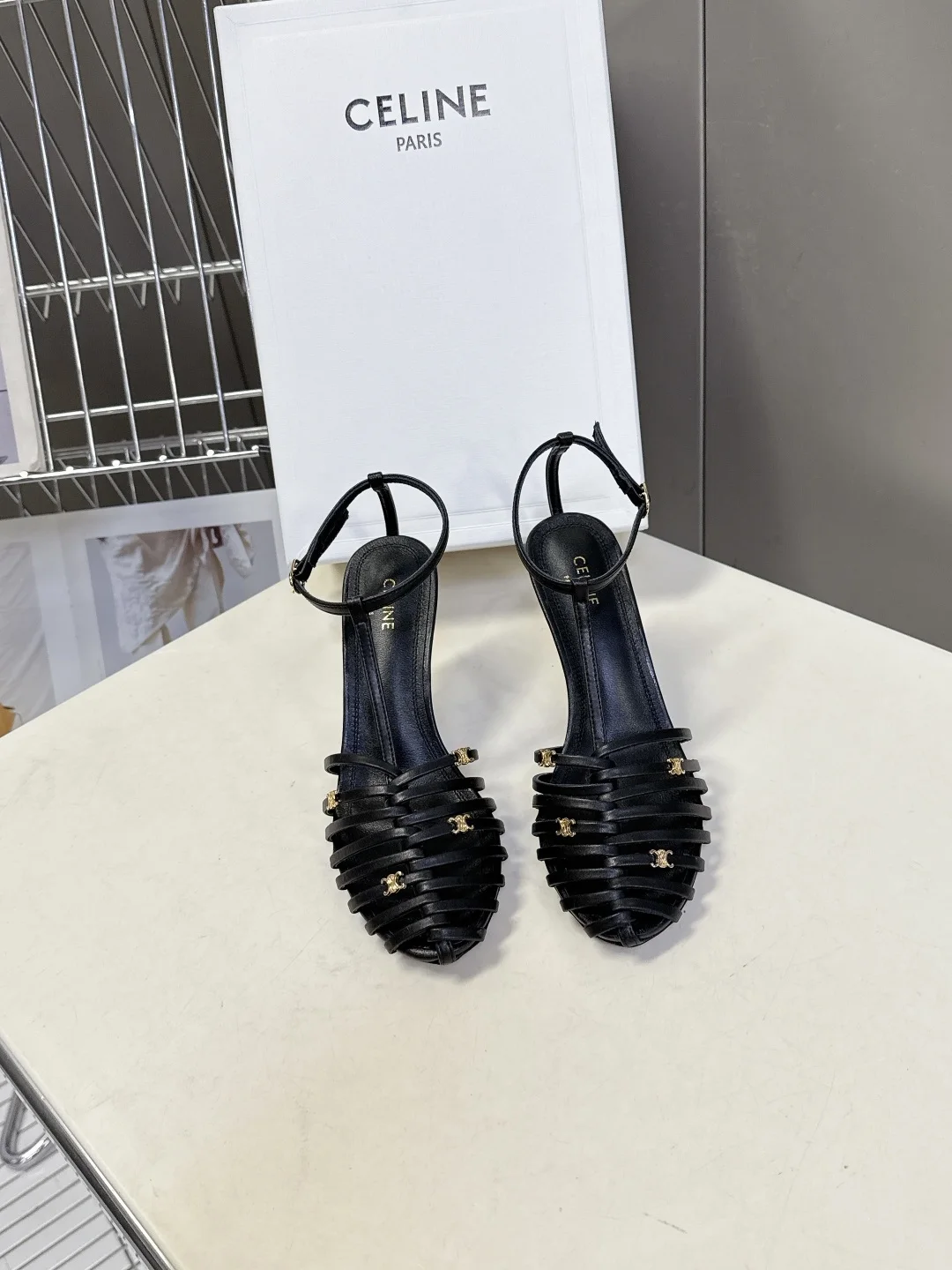 原单赛琳女鞋|高仿赛琳女鞋|精仿赛琳女鞋|一比一赛琳女鞋<p> C家春夏凯旋门时装鞋 柔美的露脚设计 脚踝绑带 </p><p>上脚真的超级显瘦超级美 C家特定的精致凯旋门logo 好看到爆</p><p> 鞋面 原版小牛皮</p><p> 内里/垫脚 采用顶级混种羊皮</p><p> 意大利  真牛皮大底</p><p> 跟高8cm</p><p> Size 35-40 40定制</p>