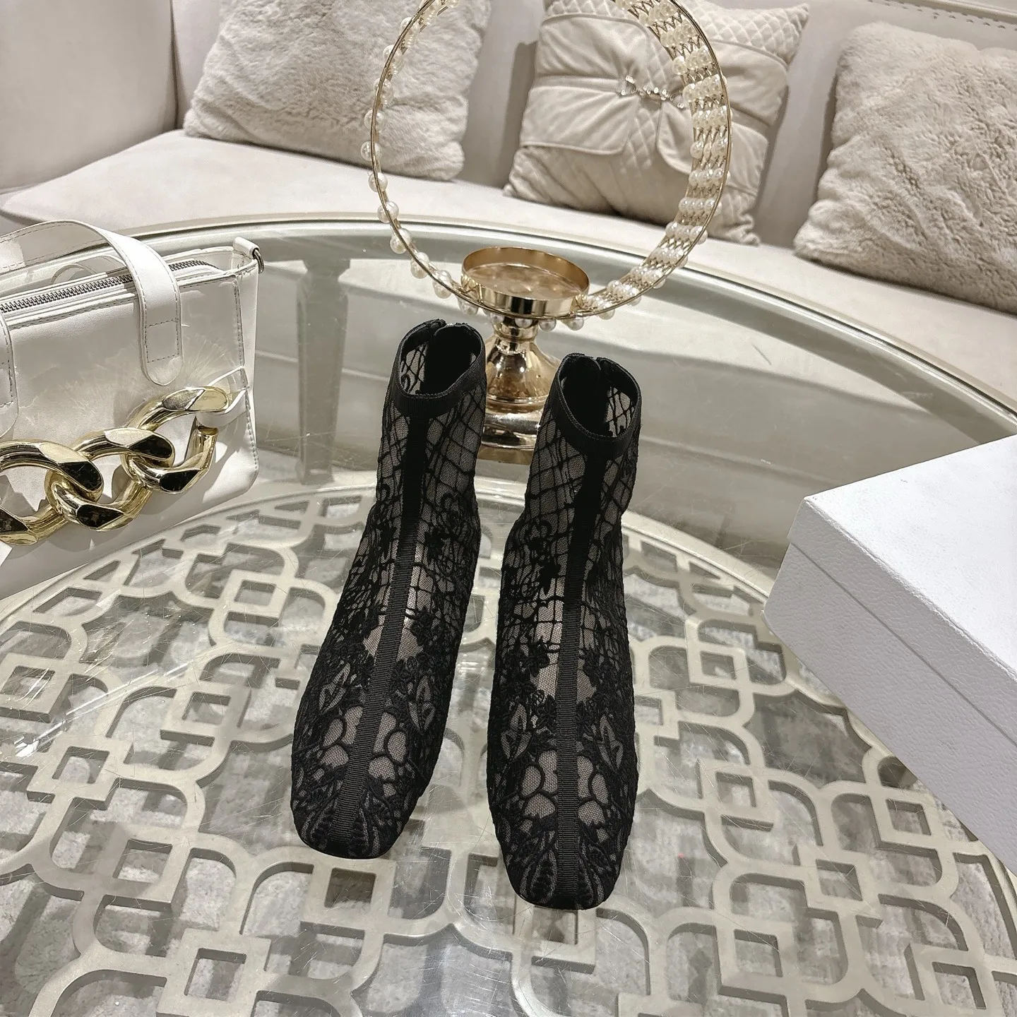 原单迪奥女鞋|高仿迪奥女鞋|精仿迪奥女鞋|一比一迪奥女鞋<p>J ADIOR 刺绣提花 Dior 2026春夏最新色 Jardin d Hiver 提花刺绣字母logo高跟蝴蝶结拼色女鞋 市场顶级高端版本鞋面 高温水溶电绣科技面料+羊皮内里+意大利真皮大底</p><p>垫脚 进口绵羊皮</p><p>跟高 3.5cm</p><p>码数 标准码34 -41 34.40.41订做不退换 </p>