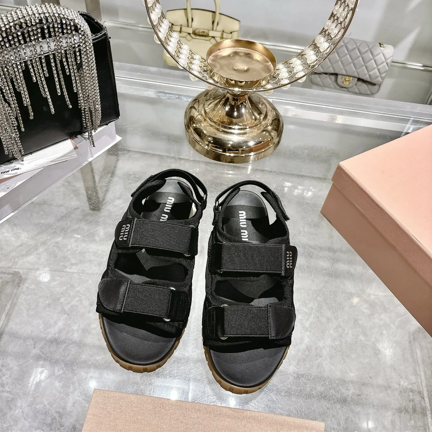 原单MIUMIU女鞋|高仿MIUMIU女鞋|精仿MIUMIU女鞋|一比一MIUMIU女鞋<p>Miu 新款休闲厚底弹力魔术贴沙滩凉鞋鞋面采用织物面料与绒面皮革制成搭配两条魔术贴 羊皮鞋垫 上脚超级舒服原版橡胶耐磨大底 码数34-41 34 40 41定制</p>