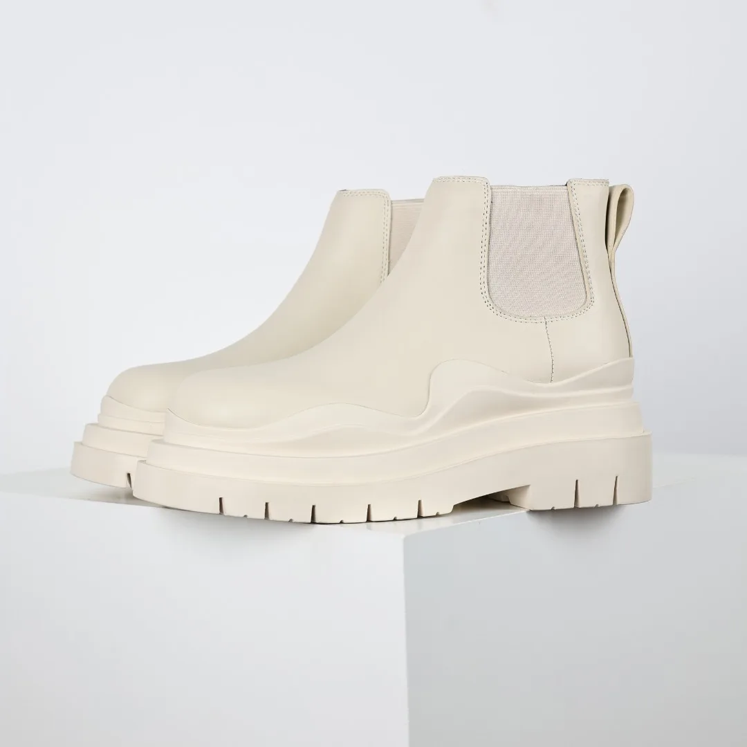 原单BV女鞋|高仿BV女鞋|精仿BV女鞋|一比一BV女鞋<p>Bottega Veneta/Bv 宝缇嘉/葆蝶家 长青经典女款长筒/低筒 一比一开发 每个细节可与原版对比 正品相似度百分之99 秒杀市面任何版本 官网配件一应俱全 代购装大礼盒版 全身鞋面采用进口牛头层光泽皮100%100 外露皮面全部加入折边工艺 内里垫脚一样头层牛皮材质舒适好穿 原版包层沿条三层组合TPU波浪纹橡胶细节鞋底 筒高22cm,跟高5cm 侧边设有松紧皮筋,轻松穿 由于做工复杂产量有限 全网高端品 21色高低筒 各路网红明星上脚 杨幂,关晓彤,程潇,孙芮同款 网红拉伸大长腿/脚胖爱美女士误入 Size 35 36 37 38 39 40</p>