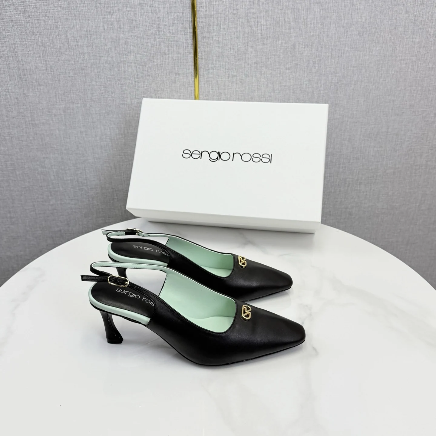 原单其他女鞋|高仿其他女鞋|精仿其他女鞋|一比一其他女鞋<p> size 35-39 40 41 订  Sergio Rossi 罗西  Sr Diani 最新系列</p><p>純手工製作的金屬裝飾</p><p>獨特風格更顯品牌魅力</p><p>小圓頭和羊皮材質包裹腳部提升舒適度</p><p>极具品牌辨识度 最懂女人心无死角的美鞋 撑起气场</p><p> 舒适小羊皮 材质 气质高贵</p><p> 金色五金配饰 特别美 高级感</p><p> 意大利真皮大底 </p><p> 进口羊皮内里 贴脚 舒适</p><p> 意大利进口真皮大底 </p><p> 配专柜包装</p>