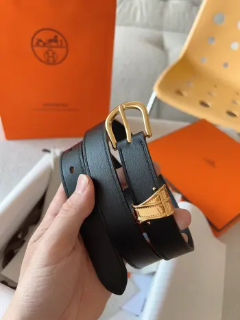 <p> 爱马仕 女款 宽度2.4cm Hermes </p><p>针扣序列官网同步 小牛皮双面皮腰带 </p><p>搭配金属皮带扣 腰带配以金属圈 </p><p>凸显出独特风格 </p><p>打造出一款令人爱不释手的时尚配饰 </p>