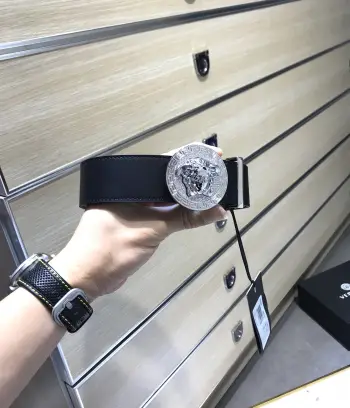 <p> 专柜同款 实拍 专柜官网 支持NFC尺寸:38MM 原版立体人头镶钻扣 美人头 极富设计美感  双面采用进口原版小牛皮 清晰美观 皮质软 手感舒适 档次高 高清实拍品质保证 非市场货    </p>