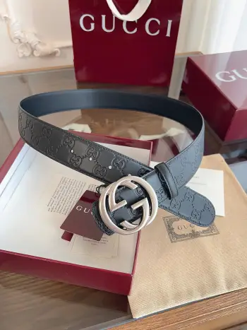 <p>   Gucci 这款男士腰带亮眼吸睛 是2026早春系列之一 腰带扣设有一个销钉 可轻松翻转互扣式双G造型配件 一面为黑色GG印花压纹牛皮革 另一面为黑色皮革 宽度4cm </p>