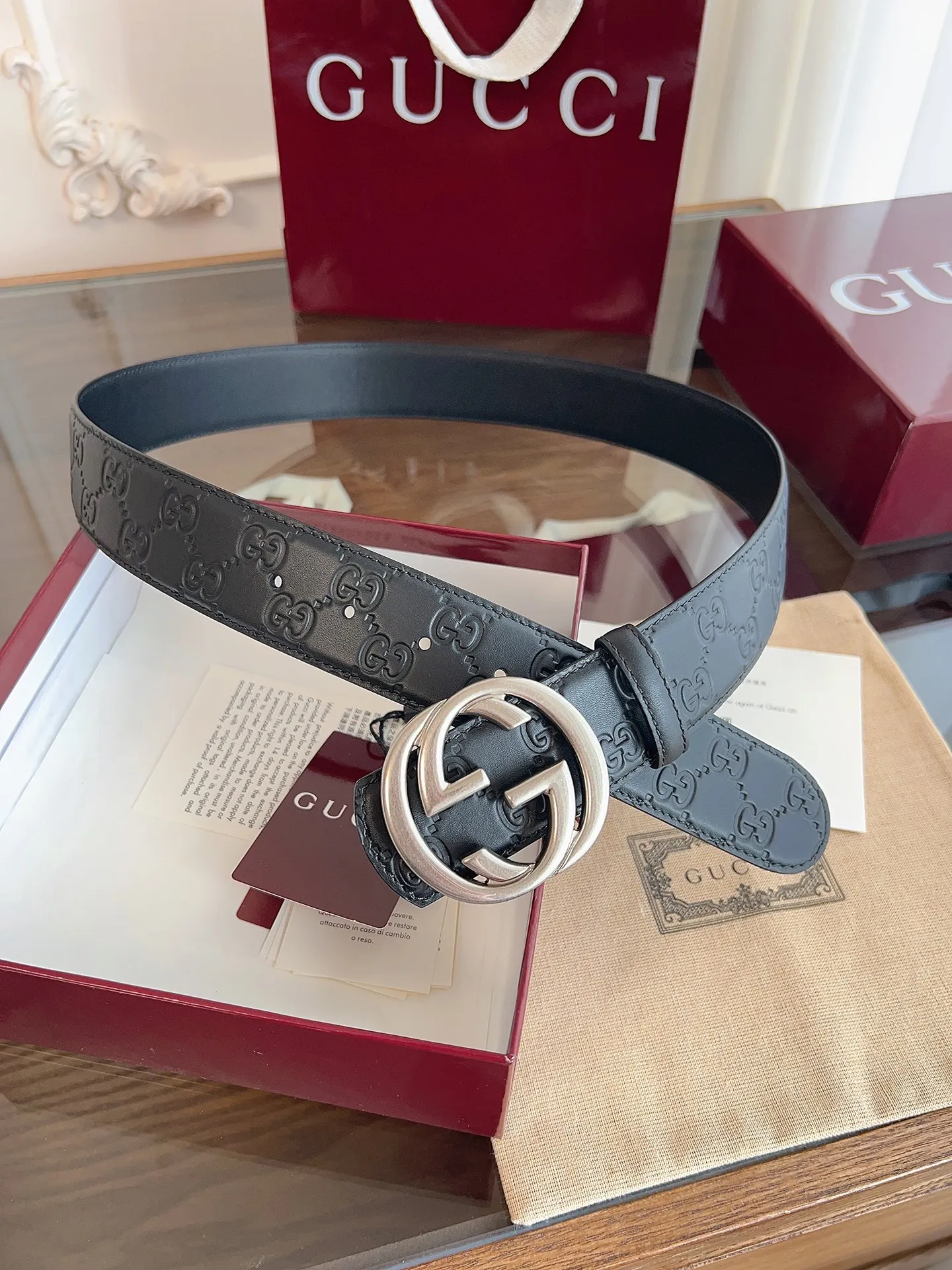 <p> Gucci 这款男士腰带亮眼吸睛 是2026早春系列之一 腰带扣设有一个销钉 可轻松翻转互扣式双G造型配件 一面为黑色GG印花压纹牛皮革 另一面为黑色皮革 宽度4cm </p>