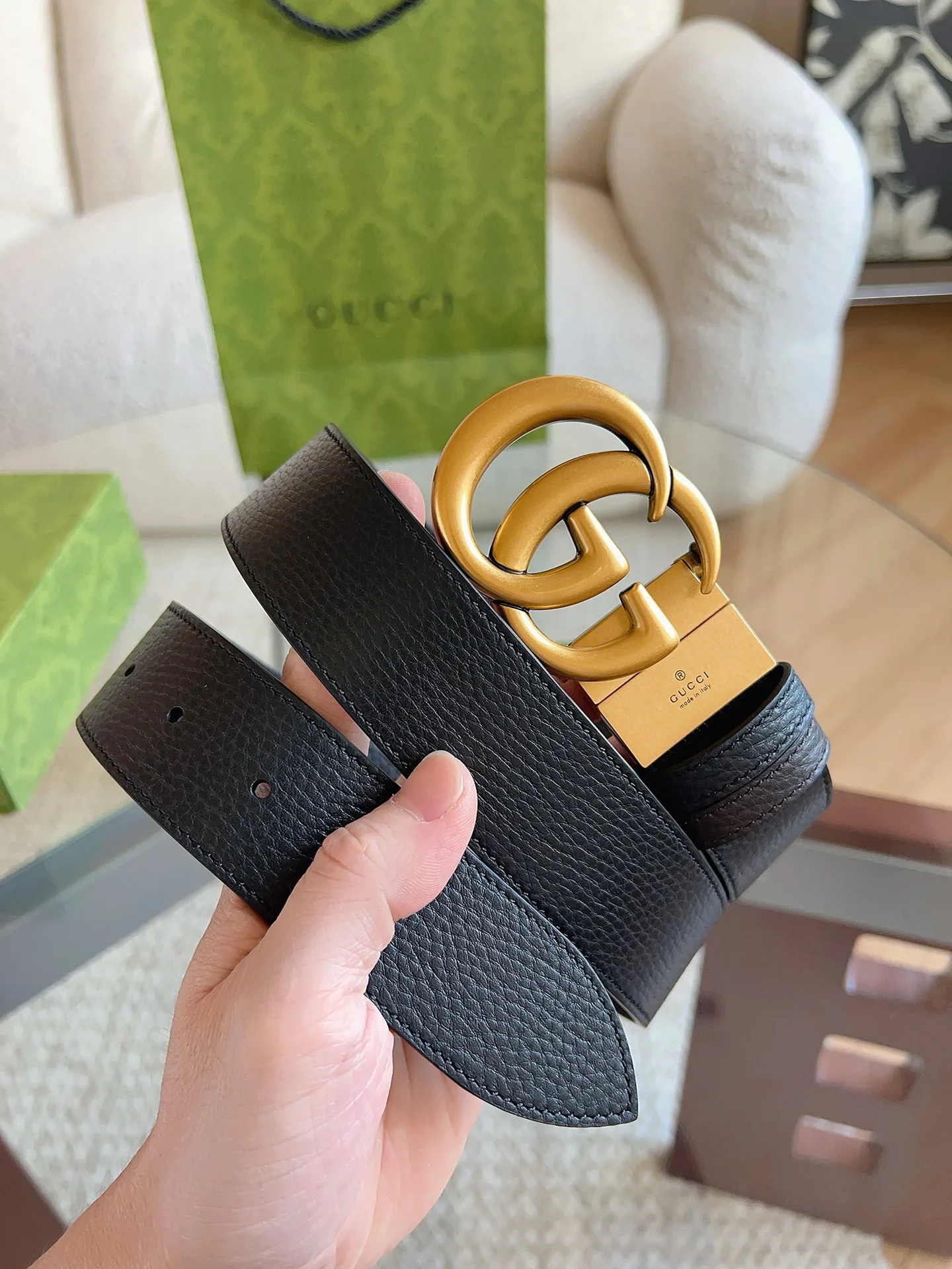 原单古奇皮带|高仿古奇皮带|精仿古奇皮带|一比一古奇皮带<p> GUCCI 这款双面皮革腰带采用荔枝纹皮革材质 饰以经典双G搭扣 该配件灵感源自品牌辉煌的70年代典藏设计 时尚流行素 适用低腰和高腰两种穿戴方式 建议您根据穿戴方式并参照尺码表选择合适的尺码 宽度 3.7cm</p>