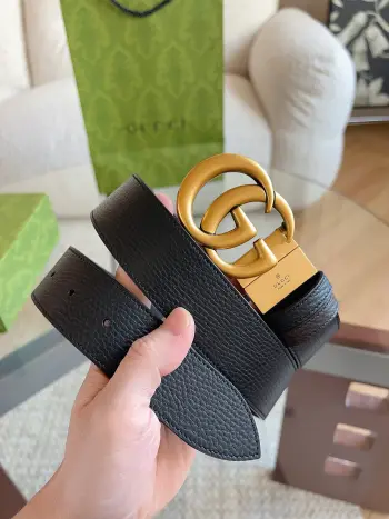 <p> GUCCI 这款双面皮革腰带采用荔枝纹皮革材质 饰以经典双G搭扣 该配件灵感源自品牌辉煌的70年代典藏设计 时尚流行素 适用低腰和高腰两种穿戴方式 建议您根据穿戴方式并参照尺码表选择合适的尺码 宽度 3.7cm</p>