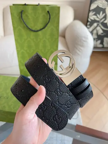 <p>   GUCCI 新款 荔枝纹经典压花腰带 配饰继续引领Gucci全新系列的潮流 以独具匠心的丰富细节和实用功能演绎出众品质 经典的双G搭扣素令整款腰带更添魅力 皮带宽度 3.7cm</p>