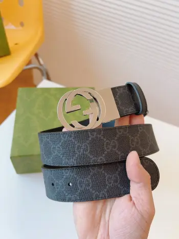<p> GUCCI 这款双面皮革腰带巧妙融合GG Supreme帆布与黑色皮革材质 演绎历久弥新的实用设计理念 富有辨识度的双G配件再现典藏搭配 诠释当代设计 皮带宽度 37mm</p>
