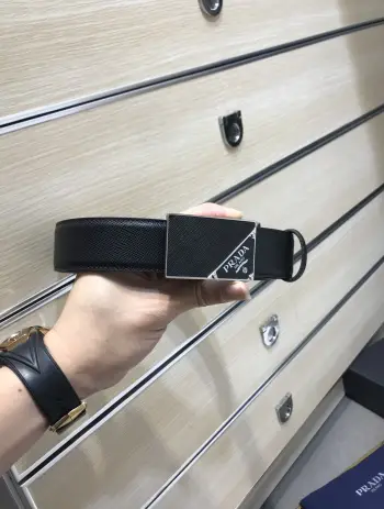 <p> 普拉达 宽35MM 原单双面进口头层牛皮带身 搭配原版经典三角标扣 手感.油边近乎完美 原产皮料牛皮定制 质感无可挑剔 出众的细节 高清实拍 货真价实 品质保证    </p>