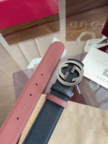 <p>   Gucci 这款男士腰带亮眼吸睛 是2026早春系列之一 腰带扣设有一个销钉 可轻松翻转互扣式双G造型配件 一面为黑色粒面牛皮革 另一面为枣红色牛皮革 宽度4cm 一带设计  双面使用 </p>