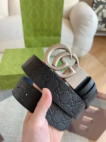 <p>   GUCCI 新款 荔枝纹经典压花腰带 配饰继续引领Gucci全新系列的潮流 以独具匠心的丰富细节和实用功能演绎出众品质 经典的双G搭扣素令整款腰带更添魅力 皮带宽度 3.7cm</p>