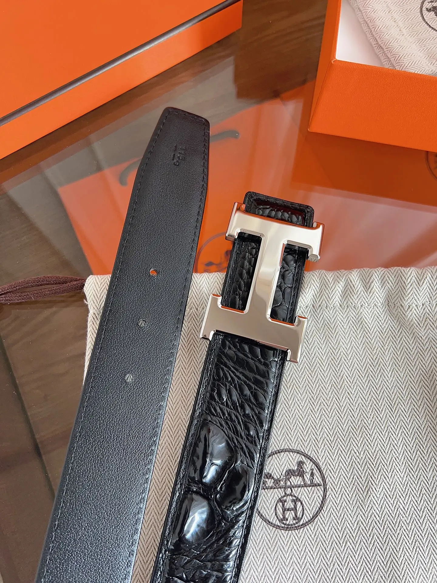 <p> 3.8cm 爱马家鳄鱼骨皮男款皮带 纯手工包边工艺+无美工 真鳄鱼皮上线 懂货的来 每一条都是艺术品般独特自然 不做美工十全大补死板生硬产品 </p>