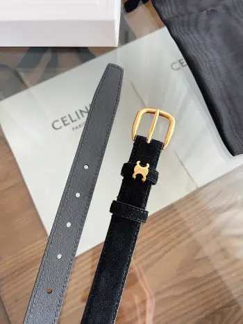 <p> Celine 专柜新款 女士腰带 头层绒面牛皮 冬天穿搭必入 宽度2.5cm 圆形搭扣 第一个戒圈环绕TRIOMPHE 金属环 全新设计 </p>