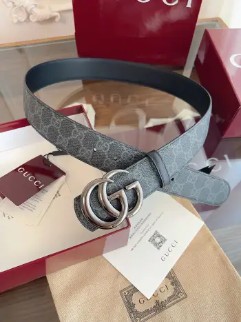 <p>   Gucci 这款男士腰带亮眼吸睛 是2026早春系列之一 腰带扣设有一个销钉 可轻松翻转互扣式双G造型配件 一面为柔软GG supreme帆布 另一面为黑色皮革 宽度4cm </p>