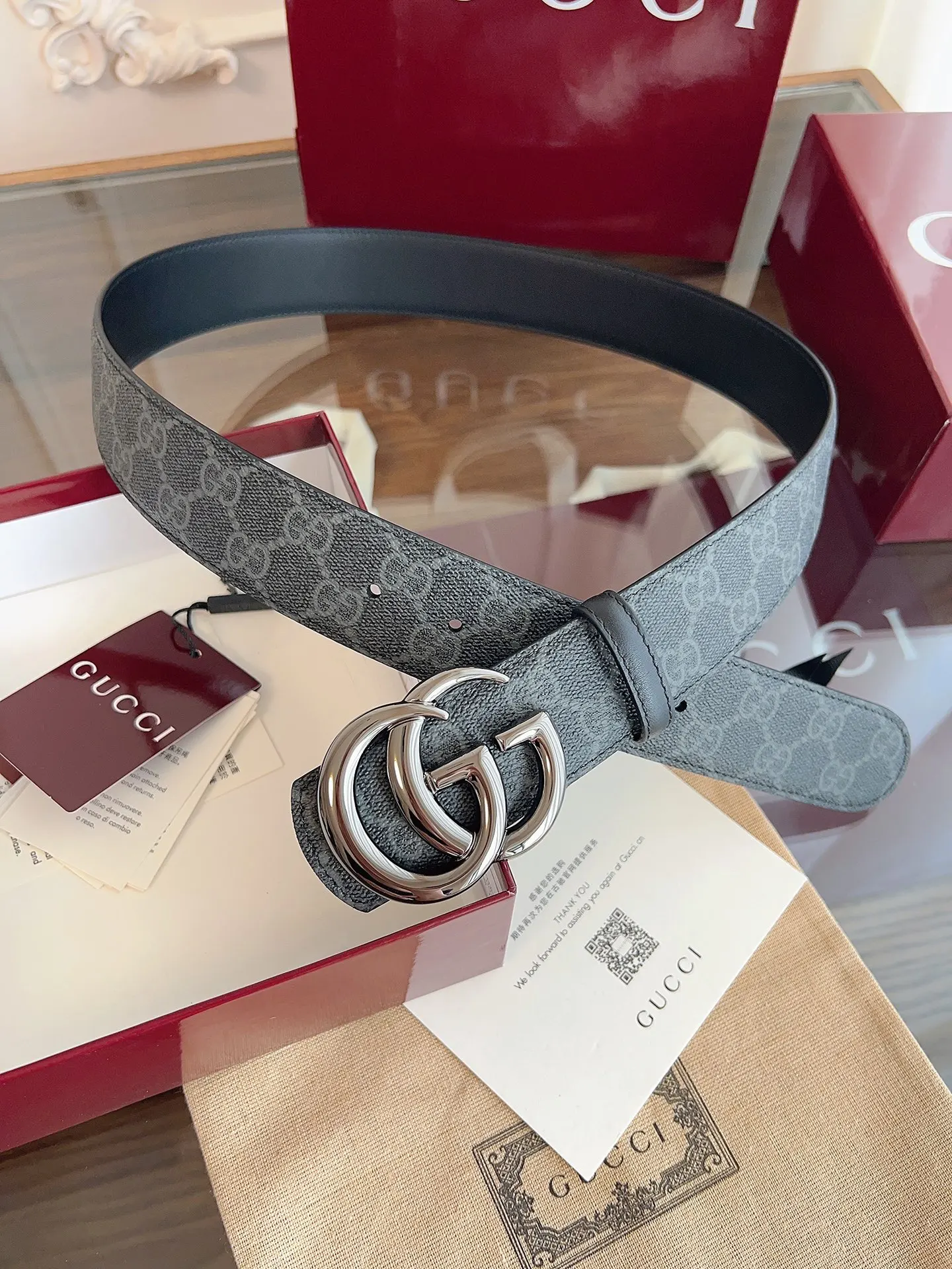 <p> Gucci 这款男士腰带亮眼吸睛 是2026早春系列之一 腰带扣设有一个销钉 可轻松翻转互扣式双G造型配件 一面为柔软GG supreme帆布 另一面为黑色皮革 宽度4cm </p>
