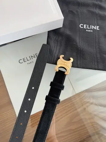 <p> Celine 专柜新款 女士腰带 头层绒面牛皮 冬天穿搭必入 宽度2.5cm 搭配独特凯旋门金属扣件 手工缝制 </p>