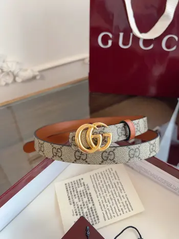 <p> 绝美gucci G女式新款腰帶 專櫃同步 寬2.0厘米 帶身帆布杏老花-拼進口小牛皮棕色 精緻真空電鍍双G型鋼扣 雙面可用</p>