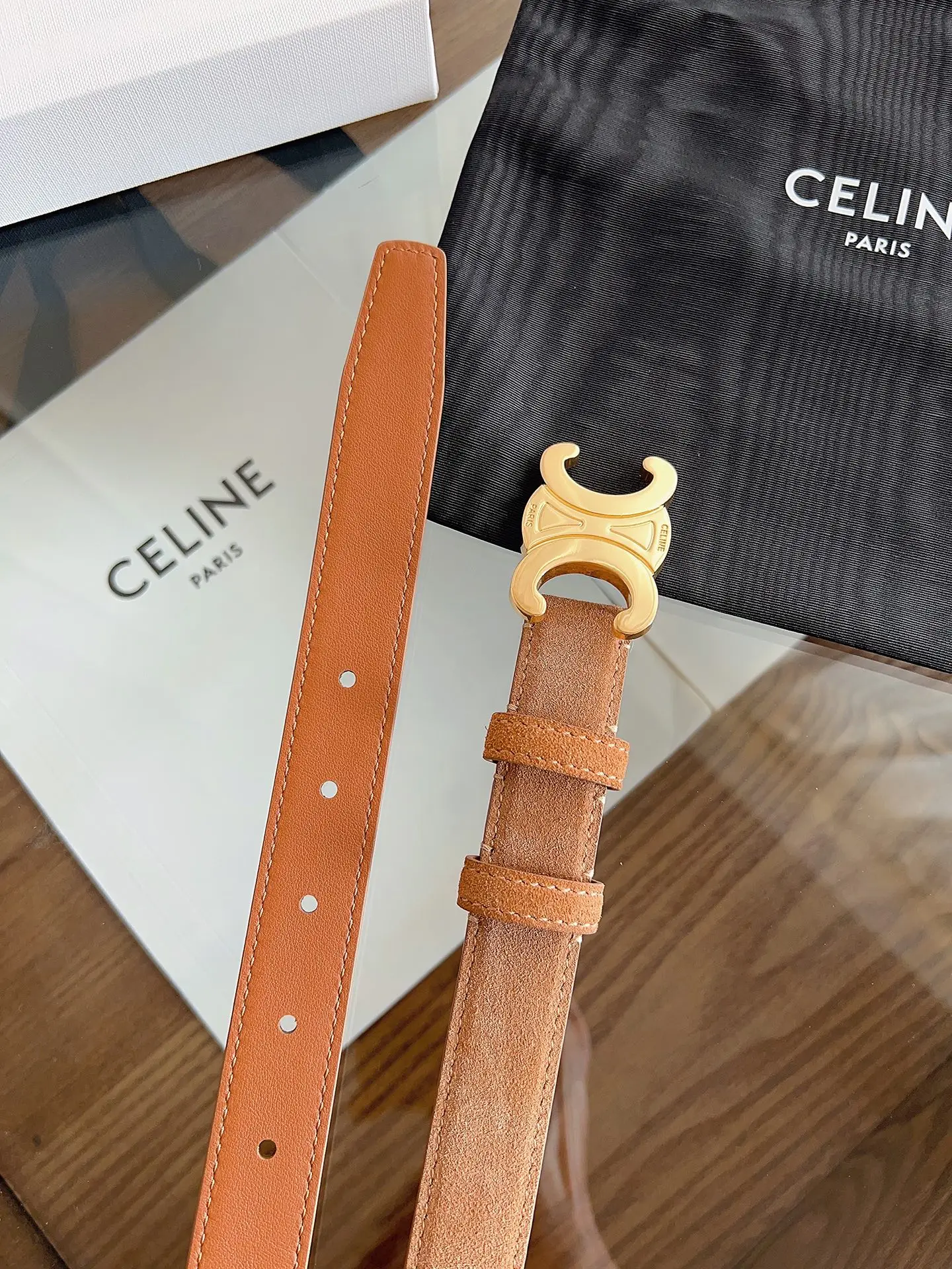 原单赛琳皮带|高仿赛琳皮带|精仿赛琳皮带|一比一赛琳皮带<p> Celine 专柜新款 女士腰带 头层绒面牛皮 冬天穿搭必入 宽度2.5cm 搭配独特凯旋门金属扣件 手工缝制 </p>
