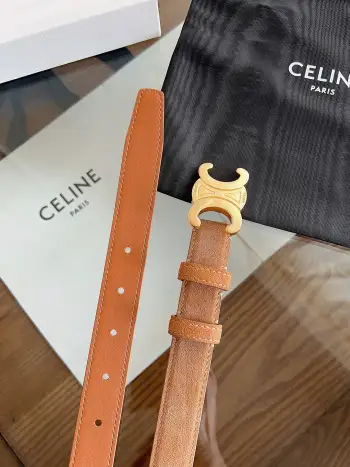 <p> Celine 专柜新款 女士腰带 头层绒面牛皮 冬天穿搭必入 宽度2.5cm 搭配独特凯旋门金属扣件 手工缝制 </p>