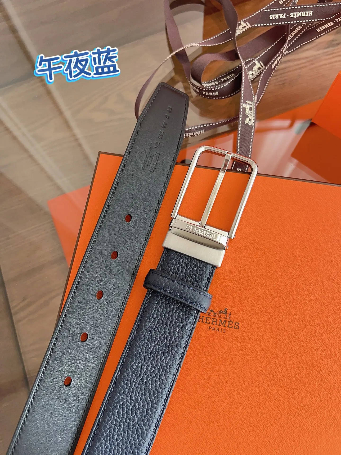 <p> HERMES 最新设计 代购品质 腰带精选进口优质Togo皮 搭配精钢金属传统小针扣 工艺细节处理到位 注重细节不败于细节 宽度3.5cm </p>