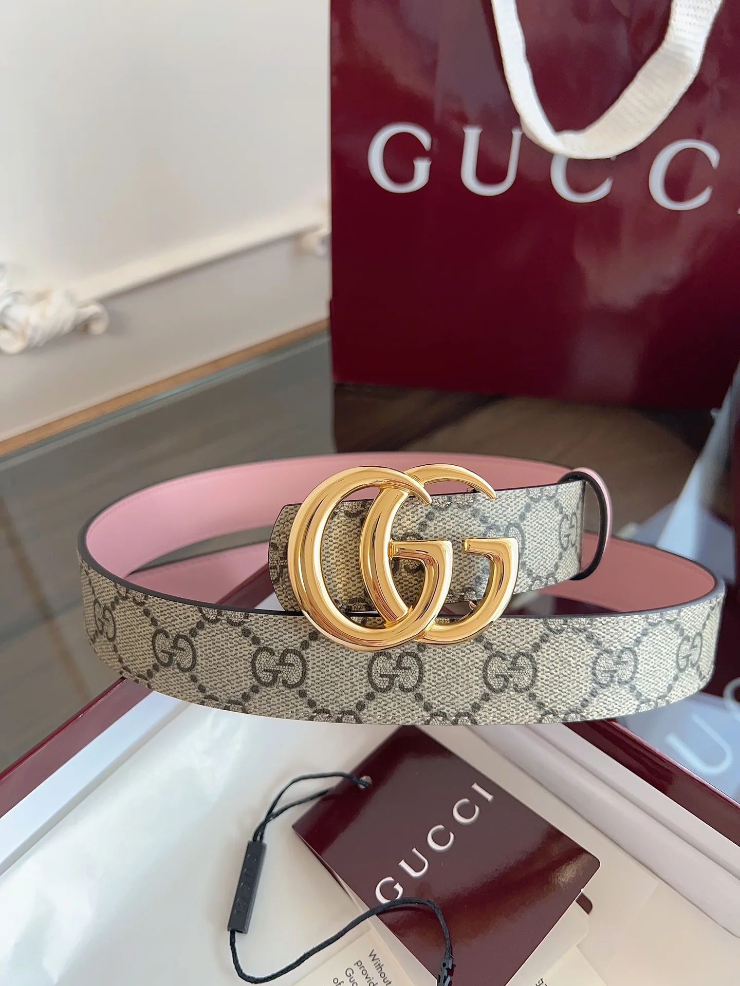 <p> 绝美gucci G女式新款腰帶 專櫃同步 寬3.0厘米 帶身帆布杏老花-拼進口小牛皮粉色 精緻真空電鍍双G型鋼扣 雙面可用</p>