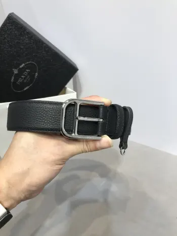 <p> 普拉达 宽35MM 原单双面进口头层牛皮带身 搭配原版日字扣 手感.油边近乎完美 原产皮料牛皮定制 质感无可挑剔 出众的细节 高清实拍 货真价实 品质保证    </p>