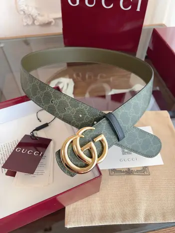 <p>   Gucci 这款男士腰带亮眼吸睛 是2026早春系列之一 腰带扣设有一个销钉 可轻松翻转互扣式双G造型配件 一面为森林绿色GG字母图案涂层织物 另一面为森林绿色皮 宽度4cm </p>