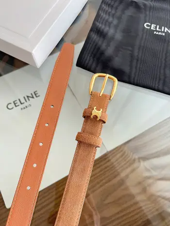 <p> Celine 专柜新款 女士腰带 头层绒面牛皮 冬天穿搭必入 宽度2.5cm 圆形搭扣 第一个戒圈环绕TRIOMPHE 金属环 全新设计 </p>